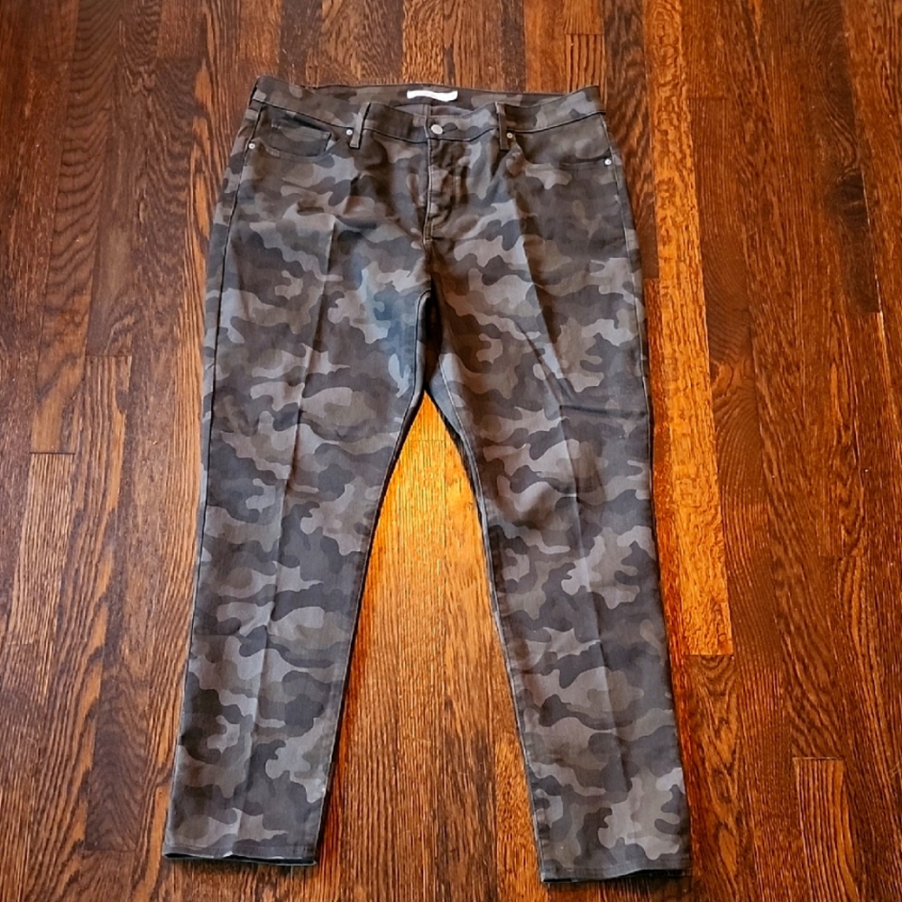 Levi Camouflage Patterned Pants SIZE 20